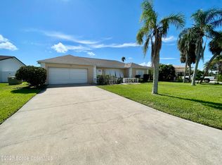 48 Country Club Rd, Cocoa Beach, FL 32931