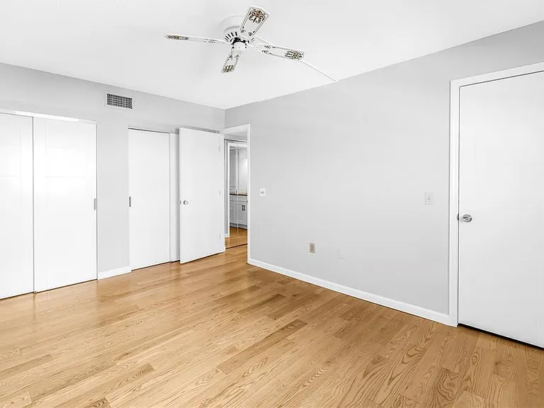 6020 Shore Blvd S #712 — Photo 37