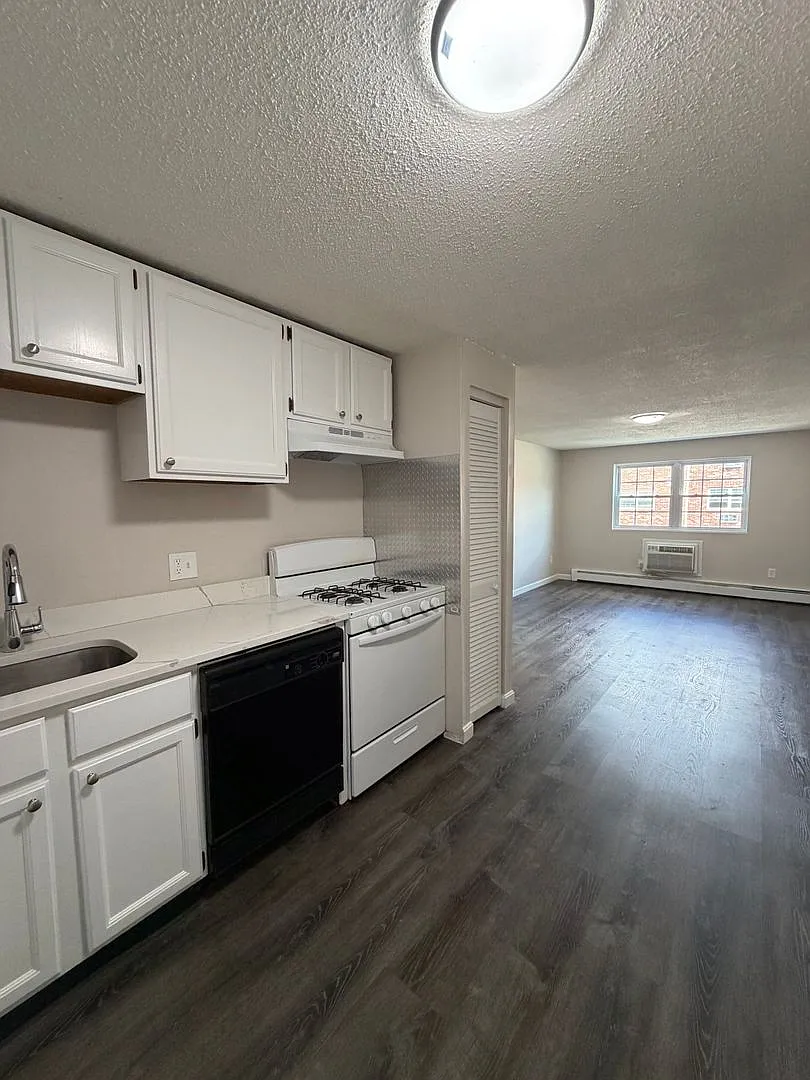 Presidential Park Condominiums — Photo 4
