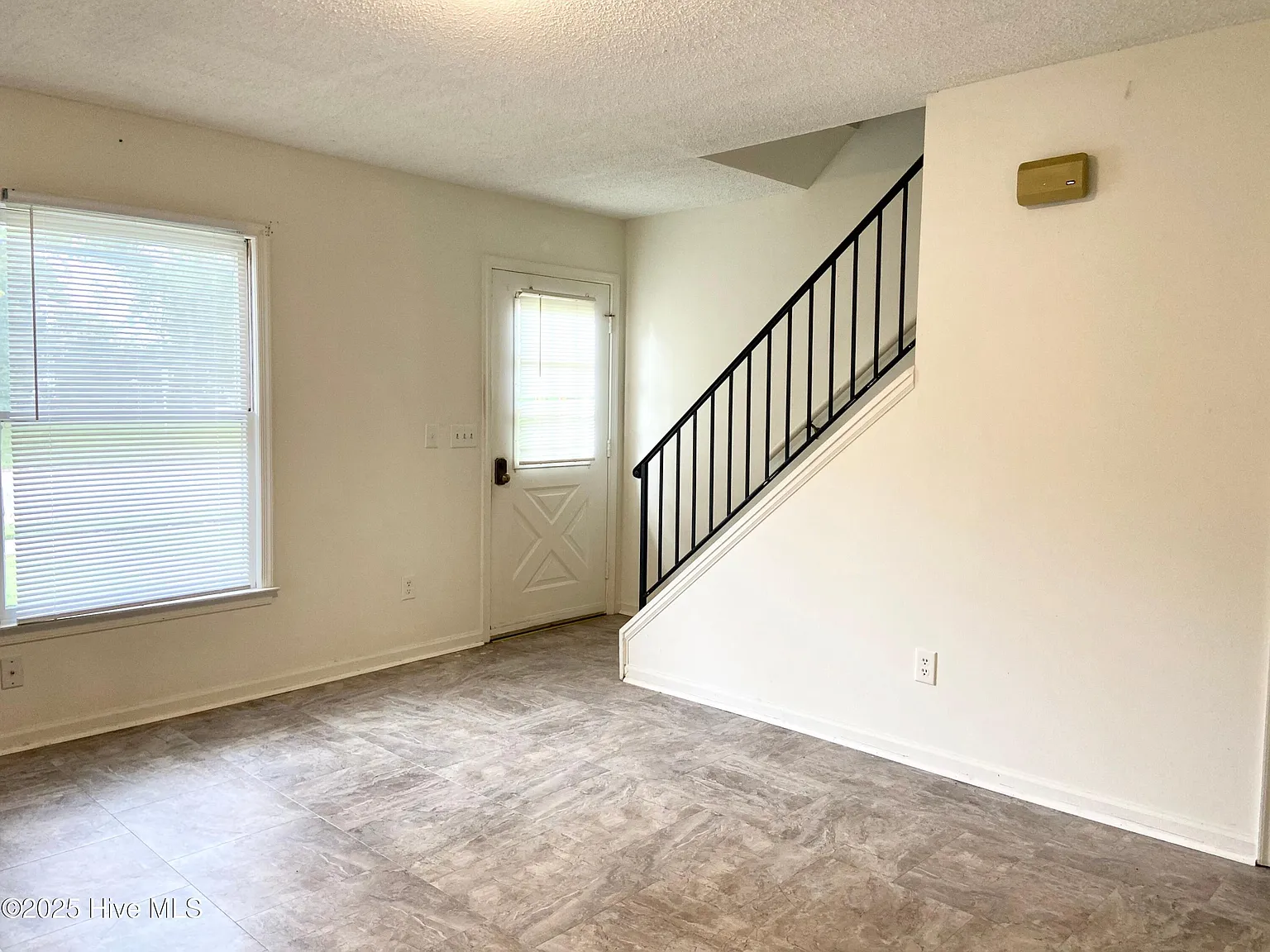2 bed, 1.5 bath, $1,317 — Photo 3