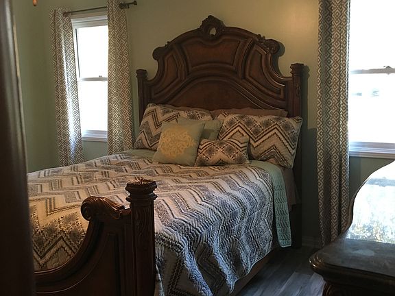 3rd image of 305 Country Ct