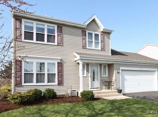 876 Blazing Star Trl, Cary, IL 60013