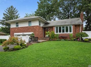 913 Wellington Rd, Westbury, NY 11590