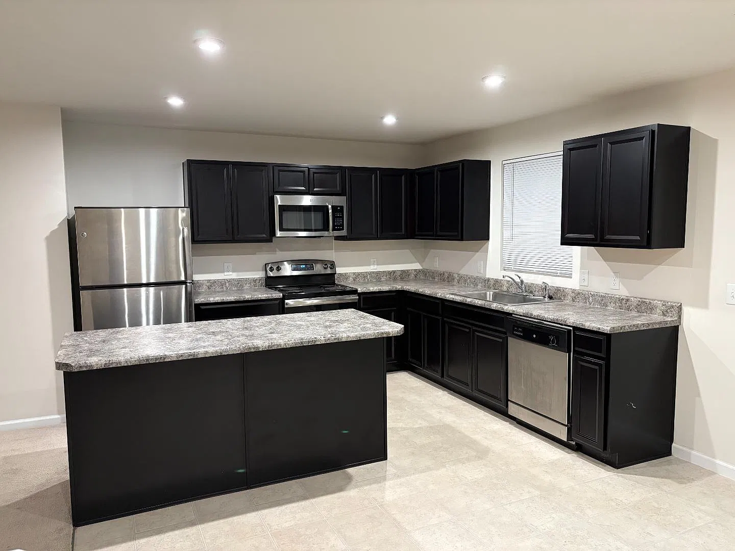 102 Castlebrook Dr — Photo 2