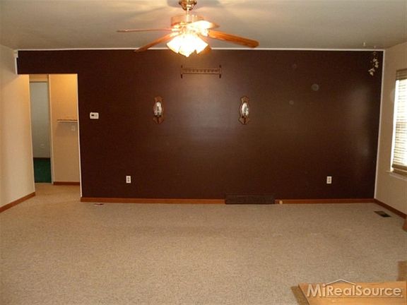 4th image of 49784 Salisbury Dr