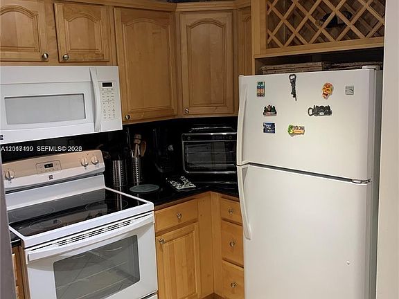 4th image of 210 SW 11th St APT 204