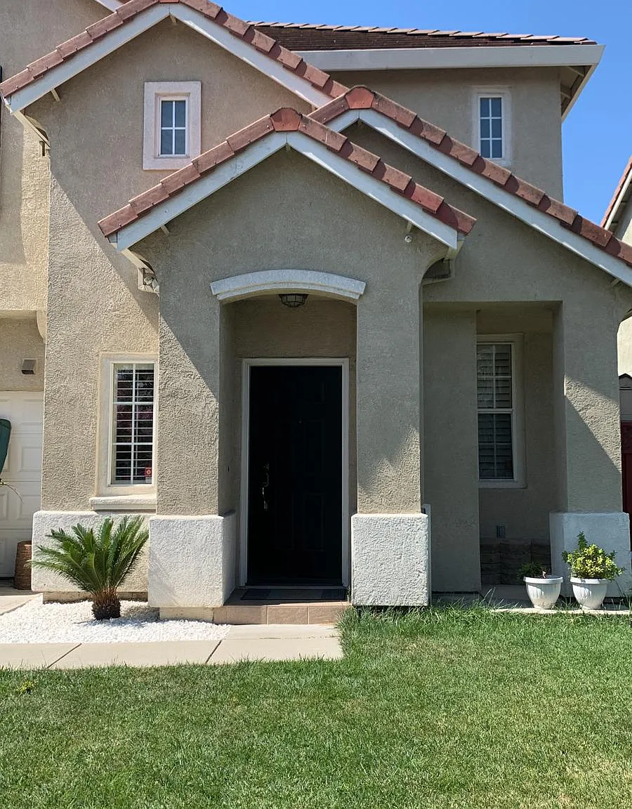 4 bed, 2350 sqft, $5,095 — Photo 2
