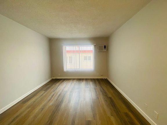 4th image of 1562 Barry Ave APT 1