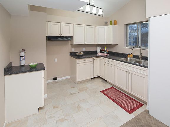 2nd image of 712 Garland Cir APT A