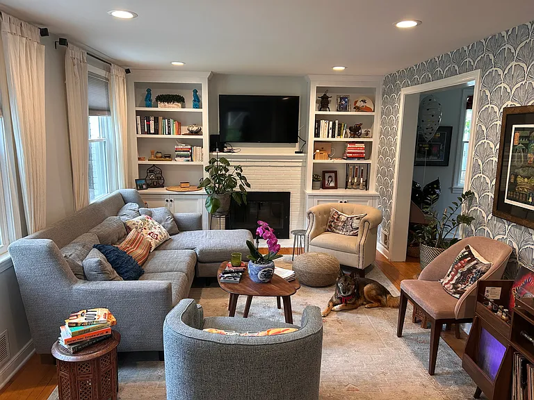 937 Patrick Henry Dr — Photo 3