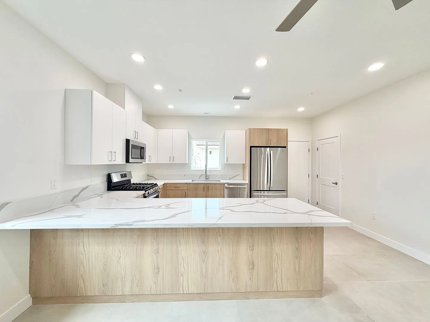 Available Now!! Beautiful 4 Bedroom 3 Bathroom Home In Cathedral City — Photo 2