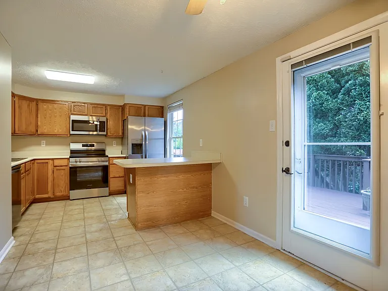 437 Ashton Ln — Photo 4