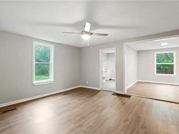 2nd image of 411 Evergreen St