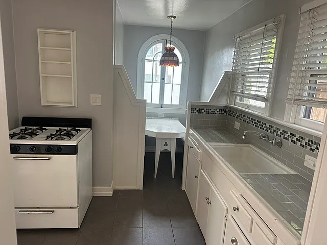 704 Victoria Ave — Photo 4