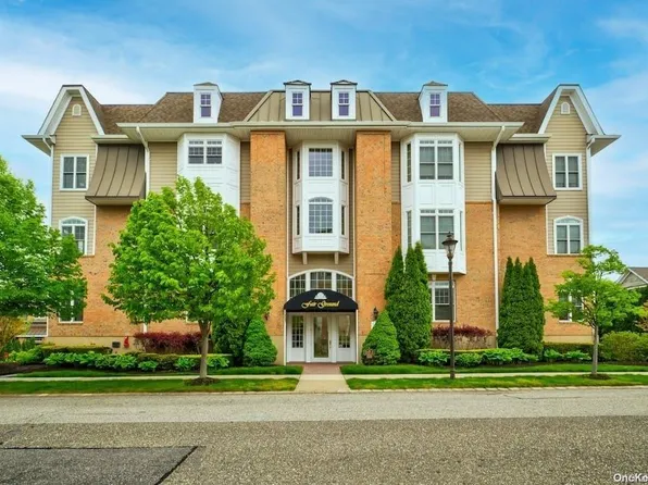 319 Trotting Lane #1, Westbury, NY 11590