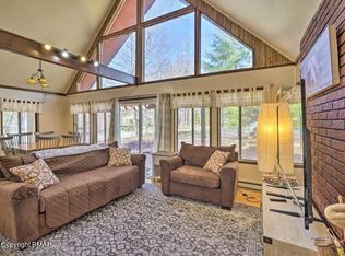 1034 Country Place Dr, Tobyhanna, PA 18466