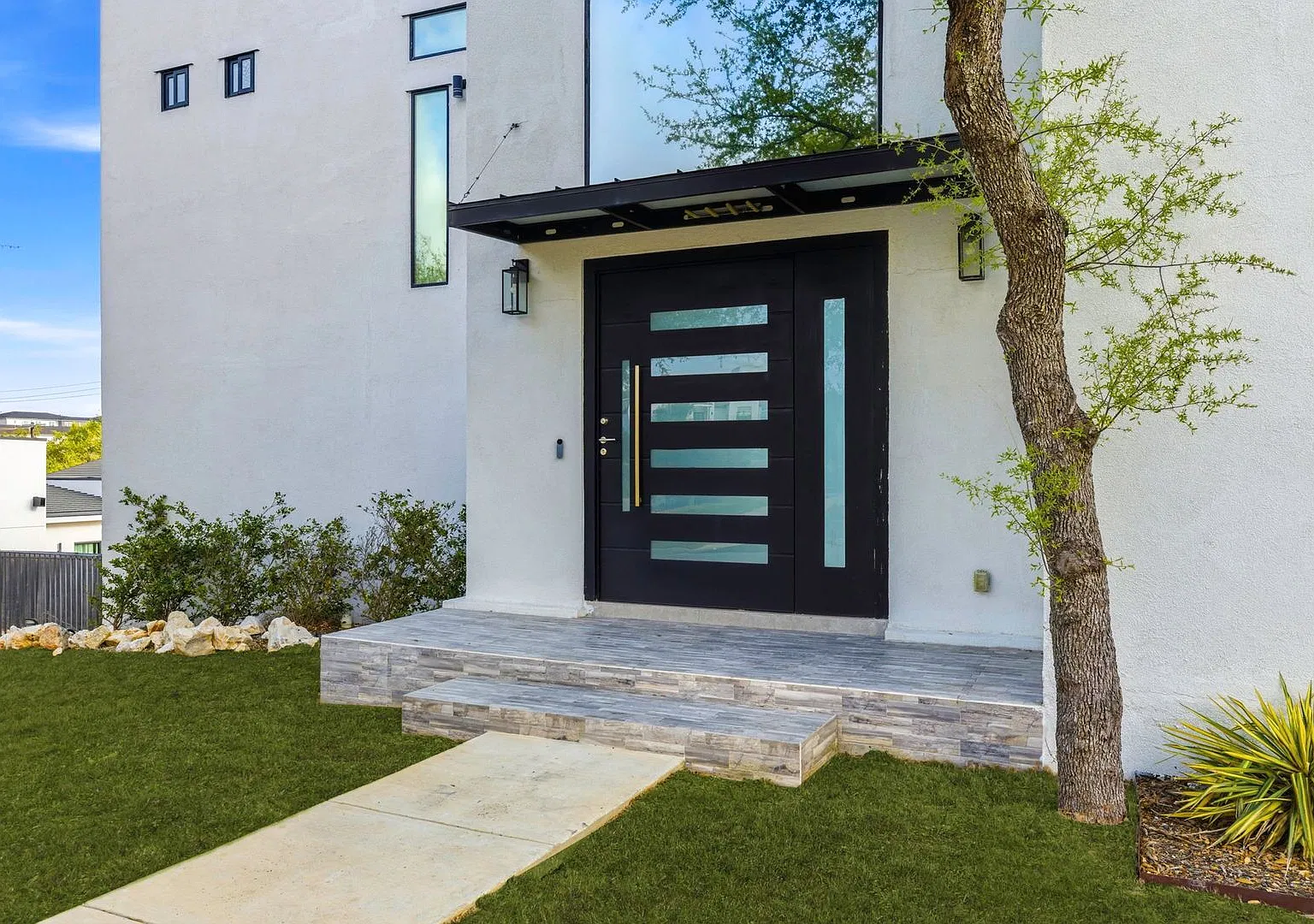 Gorgeous Contemporary 5 BR/5.5 bath home in Champions Ridge! — Photo 3