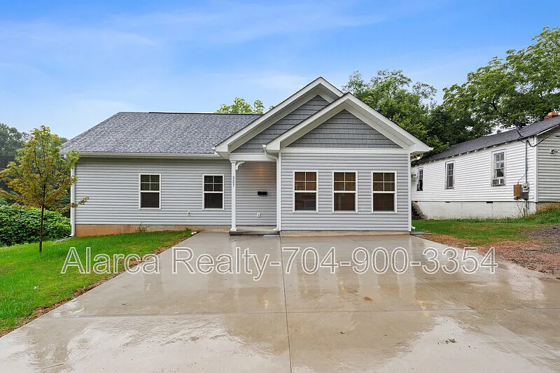 3 bed, 1300 sqft, $1,650 — Photo 1