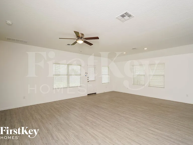 1260 Treehouse Ln — Photo 3