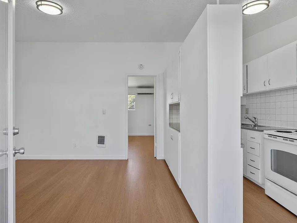 460-492 N Broadway St #472