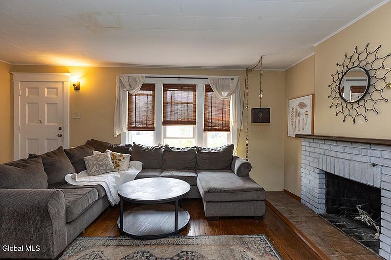 2nd image of 730 Hampton Avenue