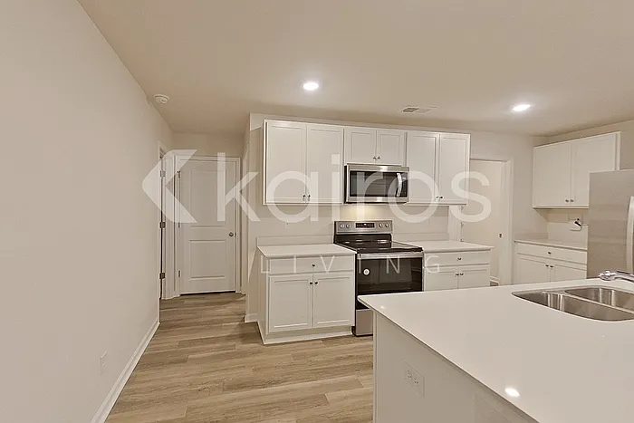5 bed, 3.0 bath, 2361 sqft, $2,445 — Photo 4
