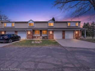 320 Hampton Ct, South Lyon, MI