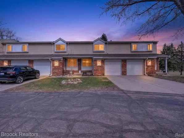320 Hampton Ct, South Lyon, MI 48178