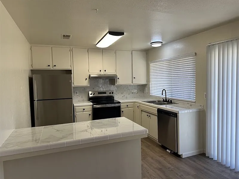 3 bed, 2.0 bath, 1152 sqft, $2,025 — Photo 4