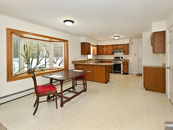 5th image of 468 Old Tappan Rd