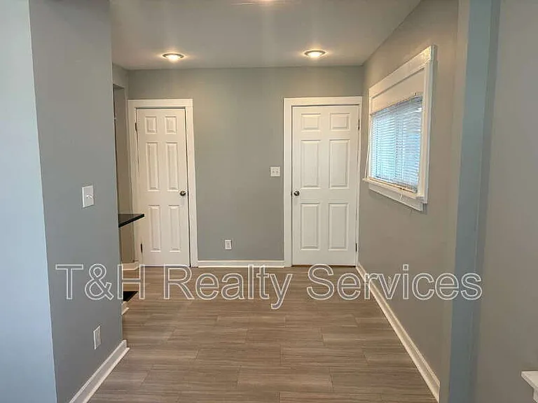 1427 S Olive St — Photo 6