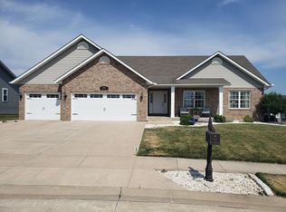 1008 Hickory Grove Dr, Jerseyville, IL 62052