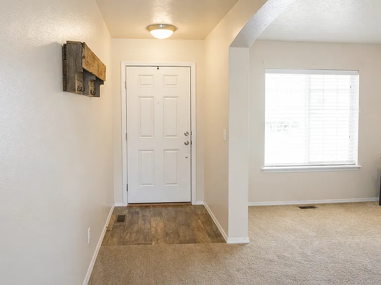 645 SW Miner St — Photo 3