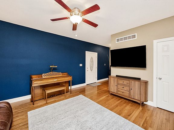 5th image of 2525 Beaver Ave