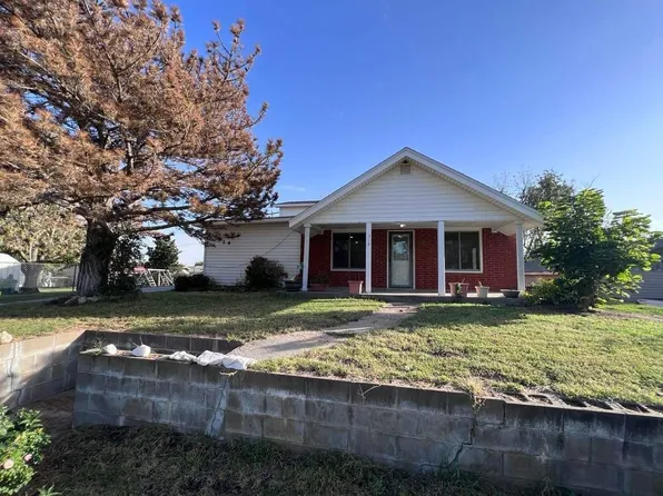 314 SW 2nd St, Mooreland, OK 73852