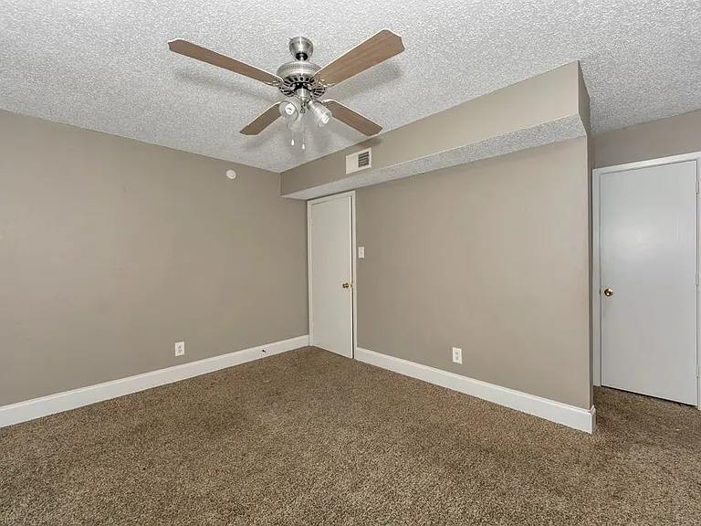 Mission Pointe Club Apartments — Photo 9
