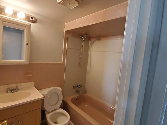 3rd image of 33 Bayberry Dr