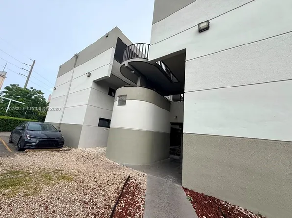 5 Olive Dr APT 13, Hialeah, FL 33010