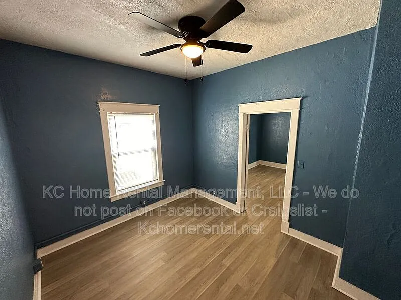 Building Photo - 5233 E 6th St #2