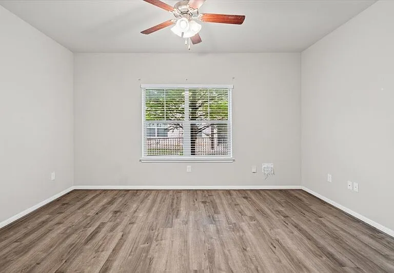 516 E Slaughter Ln — Photo 23