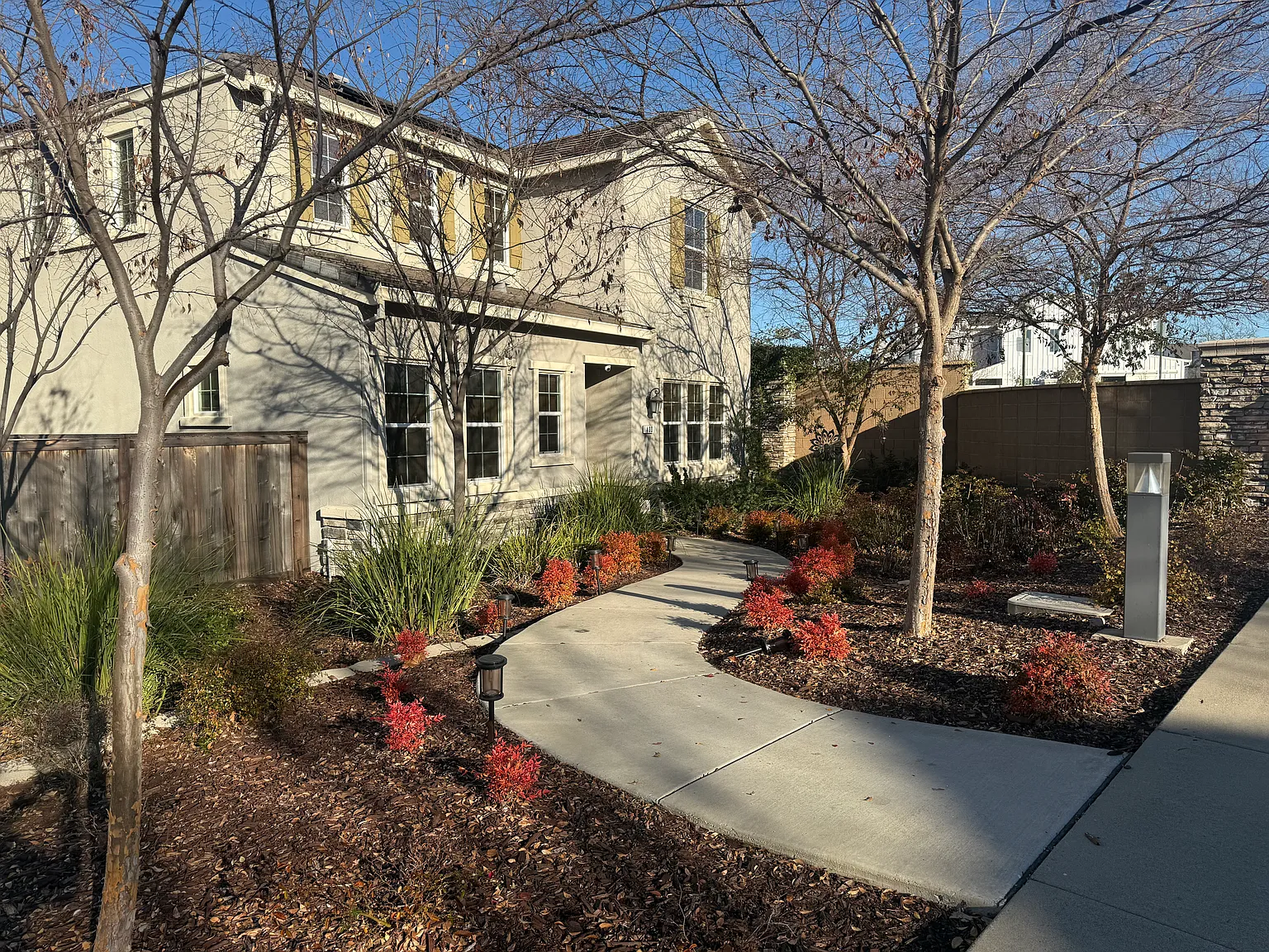 3 bed, 2.5 bath, 2074 sqft, $3,150 — Photo 2