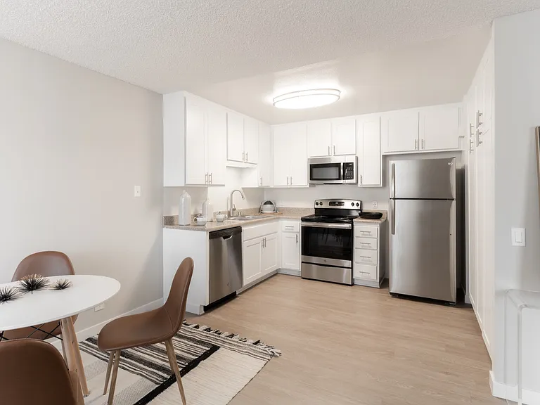 Pacific Pointe Apartments — Photo 10