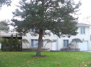 2 Trynz Ln, Hampton Bays, NY 11946