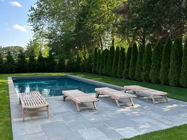 20 Alanson Ln, Hampton Bays, NY 11946