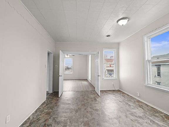 5th image of 131 W 13th St