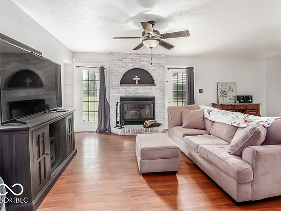 3rd image of 297 W Harriman Ave
