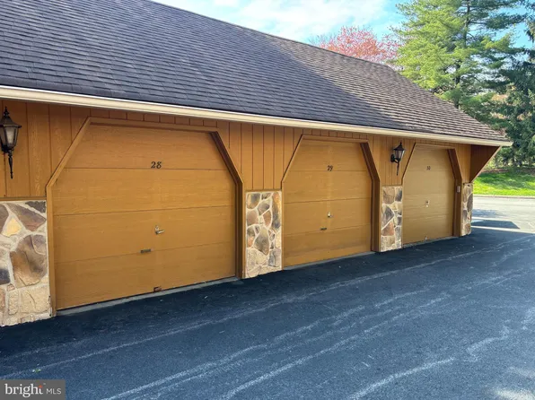 28 Valley Stream Ln, Wayne, PA 19087