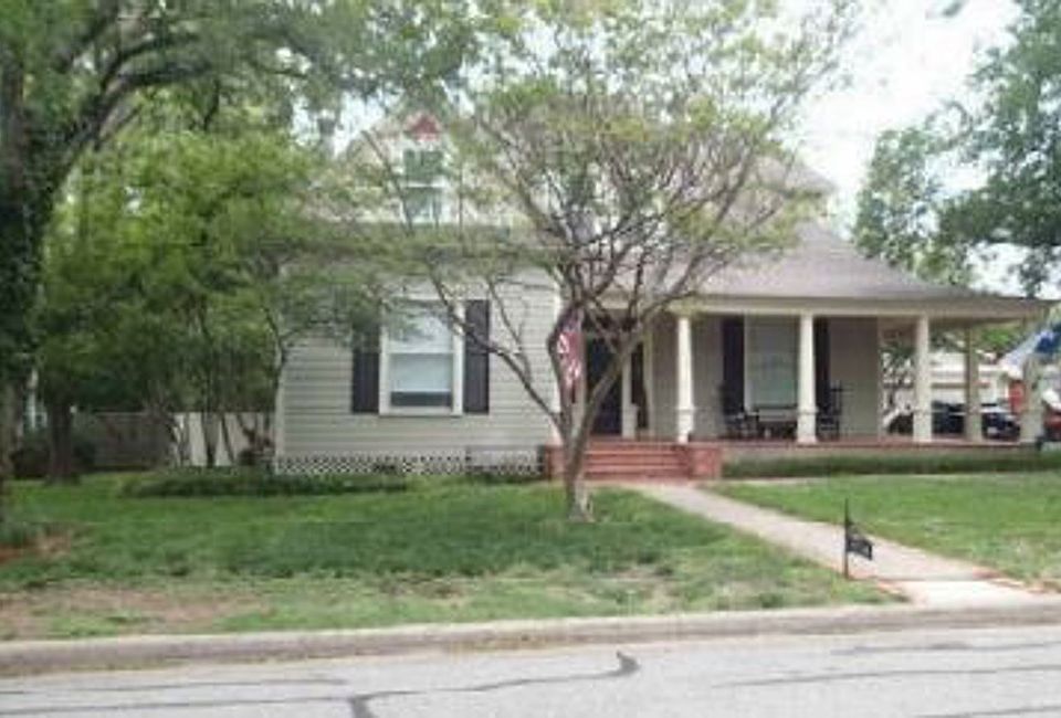 1st image of 915 E Franklin St