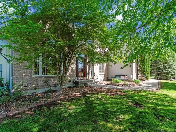 15733 Pine Cir, Basehor, KS 66007