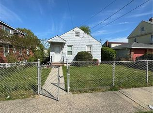 46 1st St, Elmont, NY 11003